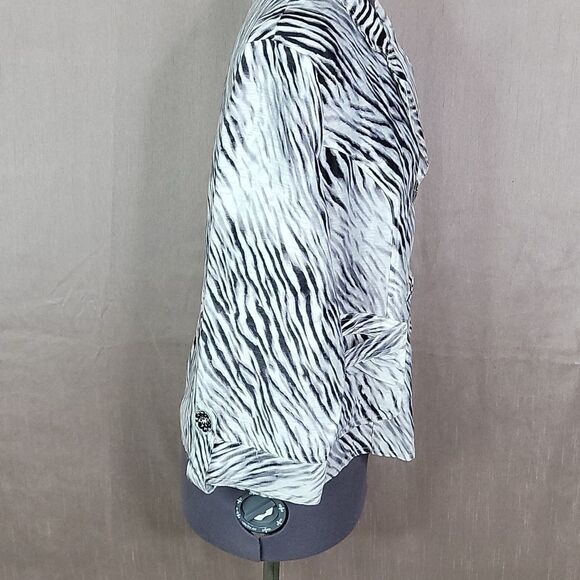 CHICO'S Zebra Print Lightweight Jacket Size 1/Medium - Picture 6 of 10